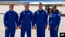 Posada SpaceX-a, slijeva, kosmonaut Alexander Grebenkin, pilot Michael Barratt, komandant Matthew Dominick i specijalista za misiju Jeanette Epps poziraju nakon dolaska u svemirski centar Kennedy u Cape Canaveralu, Florida, 25. februara 2024.