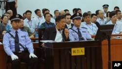 2013年8月24日薄熙来在济南中级法院上聆听证人证词。
