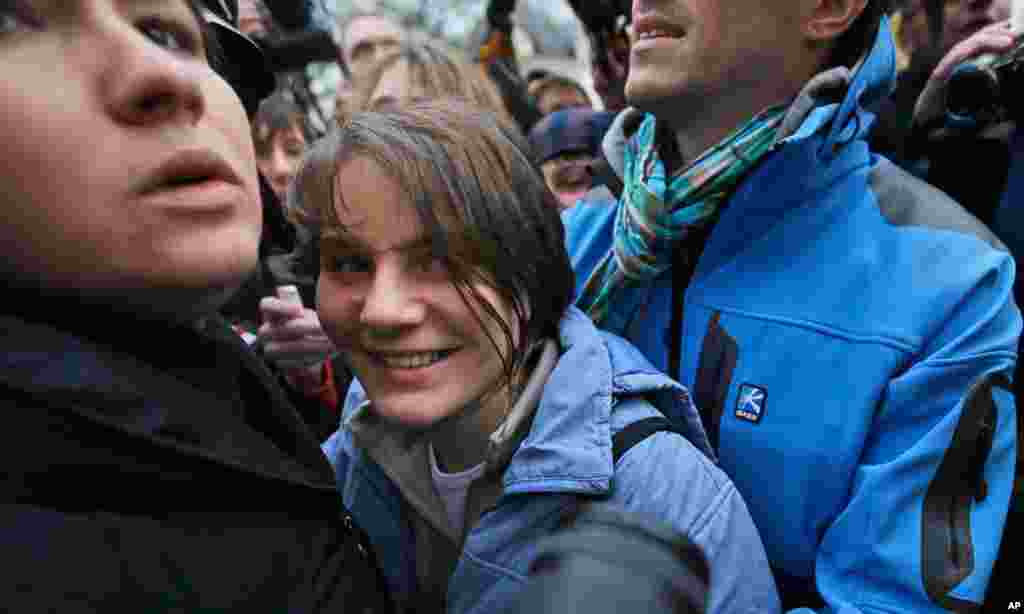 Anggota Pussy Riot Yekaterina Samutsevich yang telah lebih dahulu dibebaskan karena memiliki anak yang masih kecil. (AP/Sergey Ponomarev)