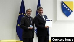 Arhivska fotografija: Johannes Hahn i Denis Zvizdic prilikom primanja Upitnika za BiH 09.12.2016.