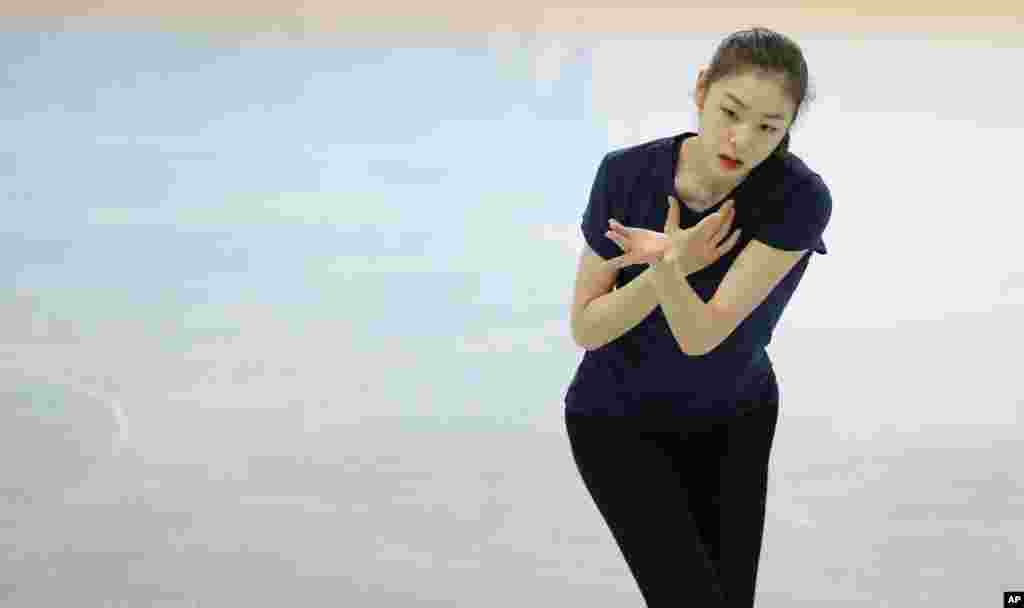 Atlet figure skating Korea Selatan Yuna Kim berlatih di arena skating Senin (17/2) bersiap untuk pertandingannya Rabu pekan ini.&nbsp;