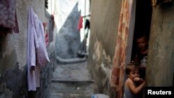 Des enfants palestiniens quittent leurs maisons du camp de réfugiés d'Al-Shati, à Gaza, le 3 septembre 2018.