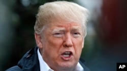 도널드 트럼프 미국 대통령이 지난 17일 산불이 발생한 캘리포니아로 떠나기 전 백악관에서 기자들의 질문에 답하고 있다. 