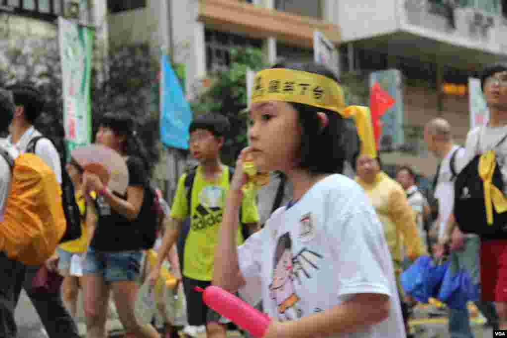 香港几十万市民上街参加七一大游行要求真普选 (美国之音海彦拍摄)