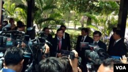 Prum Sokha (Partai Rakyat Kamboja) dan Son Chhay (partai Pembebasan Nasional Kamboja/ Cambodia National Rescue Party) berbicara kepada media di luar Gedung Senat Kamboja, 18 Februari 2014 (Foto: dok).