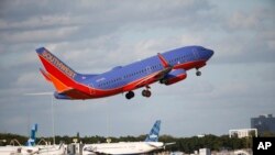 Los pasajeros salieron del avión en la pista del aeropuerto. Siete personas fueron atendidas por heridas menores.