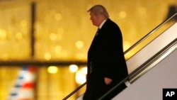 도널드 트럼프 미국 대통령 당선인이 13일 위스콘신 주 방문을 마치고 뉴욕으로 돌아와 비행기에서 내리고 있다.