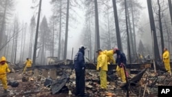 工作人员继续搜寻遇难者遗骸