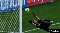 이란 골키퍼가 세계적 스타인 메시의 슛을 막기 위해 몸을 날리고 있다. 메시의 결승골로 아르헨티나는 1-0으로 승리했다.