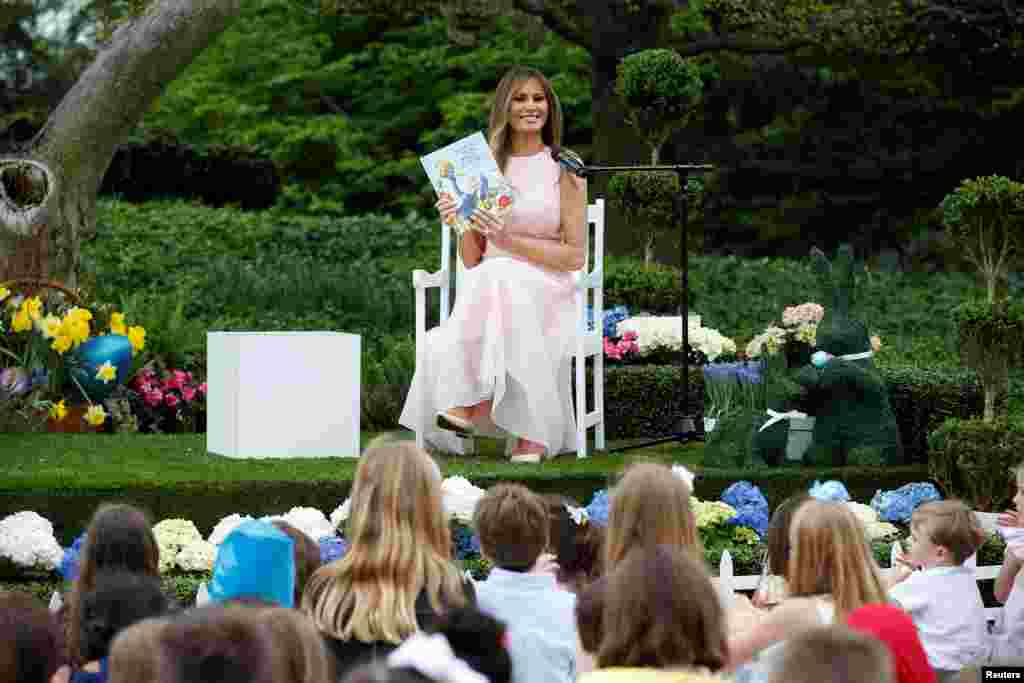 La première dame, Melania Trump, lit le livre &#39;Party Animals&#39; de Kathy Lee Gifford lors du 139ème Easter Egg Roll sur la pelouse de la Maison Blanche à Washington, le 17 avril 2017.