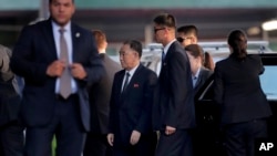 Kim Yong Chol, centre, ancien chef des services de renseignements militaires de la Corée du Nord et l'un des proches collaborateurs de Kim Jong Un, arrive pour dîner avec le secrétaire d'Etat américain Mike Pompeo, le 30 mai 2018, à New York.