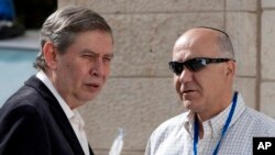 تمیر پاردو (سمت چپ) از سالهای ۲۰۱۱ تا تیرماه ۲۰۱۶ رئیس موساد بود. 