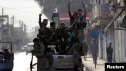 Waasi wa Syria wanaosaidia na Uturuki wakiwa mpakani mwa Tal Abyad, Syria, Oct. 17, 2019.