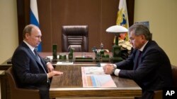 عکس آرشیوی از دیدار ولادیمیر پوتین رئیس جمهوری روسیه (چپ) با سرگئی شویگو وزیر دفاع آن کشور در سوچی - ۱۵ مهر ۱۳۹۴ 