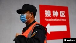 一名男子在北京一个接种中心准备接种新冠疫苗（2021年1月15日）