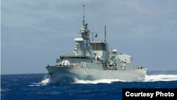 일본 외무성이 6일 북한의 불법 환적 감시 활동 보도자료에서 공개한 캐나다 해군 호위함 캘거리호 사진.