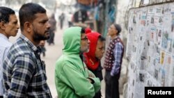 孟加拉国民众在首都达卡阅读孟加拉国人民联盟获得第12届大选胜利的新闻。（2024年1月8日）