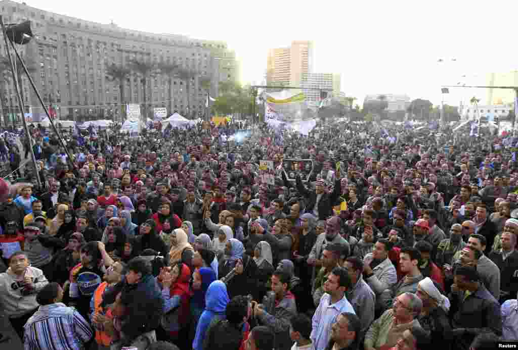 Protesters chant anti-government slogans in Tahrir Square, Cairo, Egypt, December 11, 2012. 