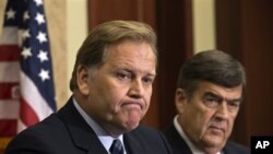 미 하원 정보위원회 마이크 로저스 위원장 (왼쪽)