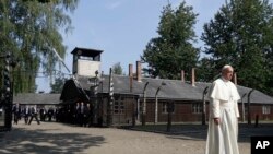 پاپ فرانسیس هنگام عبور از ورودی آشویتس که عبارت آلمانی به معنای "کار موجب آزادی شما می‌شود" نوشته شده، گام‌های خود را آهسته کرد.