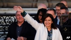 Paris mayor Anne Hidalgo arrives before delivering a speech after her victorious second round of the municipal election, June 28, 2020 in Paris. 