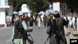 Çekdarên Talîban li ber deriyê Şûna Jor yê Firokxana Kabul, Aug. 28, 2021. 