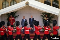 英国查尔斯国王在伦敦温莎堡欢迎美国总统拜登到访。（2023年7月10日）