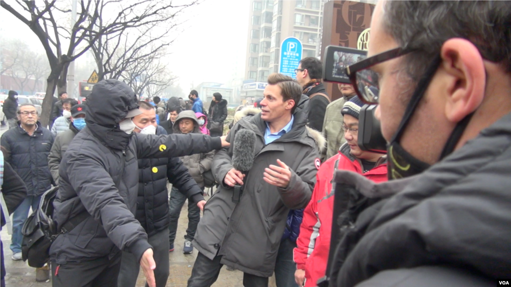 现场警察和便衣驱赶外国记者（美国之音叶兵拍摄） 