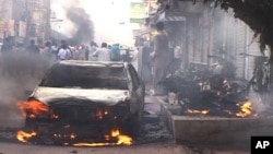 مظاہرین نے کئی گاڑیوں کو بھی نظر آتش کر دیا