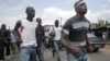 Les jeunes fidèles à l'opposition portent des armes artisanales et une arme à feu, pour former des unités 'd'auto-défense' dans le district de Youpougon à Abidjan, Côte d'Ivoire, février 25, 2011, après le scrutin contesté de novembre 2011. (AP Photo / Emanuel Ekra)
