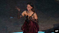 Зои Салдана плачет на сцене после получения премии "Оскар" в номинации "Лучшая женская роль второго плана"