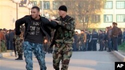 Polisi Rusia menahan seorang tersangka militan asal Chechnya (foto: dok). Polisi di Moskow menangkap 15 tersangka Islamis radikal bersenjata Rabu (27/11). 