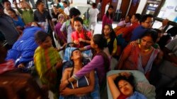 산사태로 부상을 입은 사람들이 수도 카트만두의 병원에서 치료를 받고 있다. 