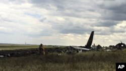 Restos del avión militar derribado por separatistas prorrusos cerca del aeropuerto de Lugansk.