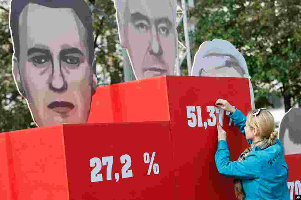 Britain&#39;s Queen Elizabeth II walks through a field of ceramic poppies at The Tower of London. 