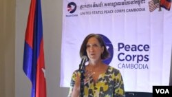 អ្នកស្រី Sheila Crowley ប្រធាន​ស្តីទី​របស់​ទីភ្នាក់ងារ Peace Corps ក្នុង​រដ្ឋធានី​ Washington ថ្លែង​ក្នុង​កម្មវិធី​ប្រារព្ធ​ទិវា​សិទ្ធិ​នារី​អន្តរជាតិ កាលពី​យប់​ថ្ងៃ​ទី៧ មីនា ឆ្នាំ​២០១៨ នៅ​ឯ​គេហដ្ឋាន​របស់​ឯកអគ្គរដ្ឋទូត​សហរដ្ឋ​អាមេរិក​ប្រចាំ​ប្រទេស​កម្ពុជា។ (កាន់ វិច្ឆិកា/VOA)