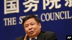 中国财政部副部长朱光耀在北京国务院新闻办公室就美中贸易问题举行的记者会上讲话。（2018年4月4日）