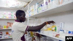 Un pharmacien à Lagos le 26 juillet 2014