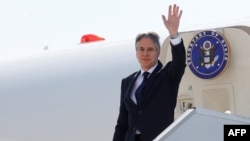 资料照片：美国国务卿布林肯在参加在意大利举行的七国集团外长峰会后登上专机。(2024年4月17日)