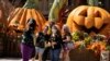 Người dân chuẩn bị lễ Halloween ở Buena Park, bang California, trong bối cảnh dịch Covid-19