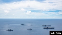 美国海军的尼米兹号和里根号航空母舰组成的双航母战斗群2020年7月6日在南中国海航行（美国海军提供）