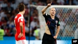 Domagoj Vida (derecha) celebra después de anotar su segundo gol durante el partido de cuartos de final entre Rusia y Coracia en la Copa Mundial el 7 de julio de 2018 en Sochi, Rusia.