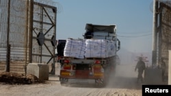 یک کامیون حامل کمک بشردوستانه در حال عبور از گذرگاه کرم شالوم به سمت غزه - آرشیو