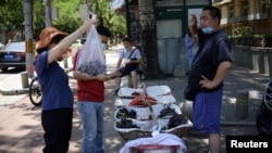 北京街头一个卖水果的地摊 (2020年6月5日)