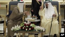 ملک عبدالله، پادشاه عربستان سعودی (راست) و صباح الاحمد الجابر الصباح، وزیر خارجه کویت در نشست «شورای همکاری خلیج» در ریاض 