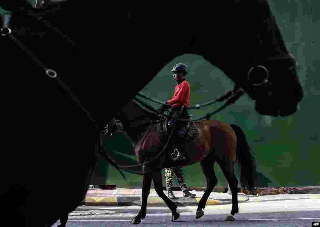 افسران قوای مسلح مالیزیا در روز تجلیل از روز ملی آن کشور در چهار راه آزادی شهر کوالالامپور