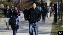 In this FridaKedao Wang, 21, asal Shanghai, Tiongkok, mahasiswa S-1 tahun terakhir di Universitas Michigan sedang berjalan di kampus. Mahasiswa asing terbanyak di Amerika dalam tahun akademis 2011/2012 berasal dari Tiongkok (foto: Dok).