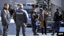 Des policiers russes déployés après une "petite explosion" survenue au Morosani Posthotel, à Davos, Suisse, , le 27 janvier 2011 .