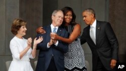 ላውራ ቡሽ፣ ጆርጅ ቡሽ፣ ሚሼል ኦባማ፣ ባራክ ኦባማ
