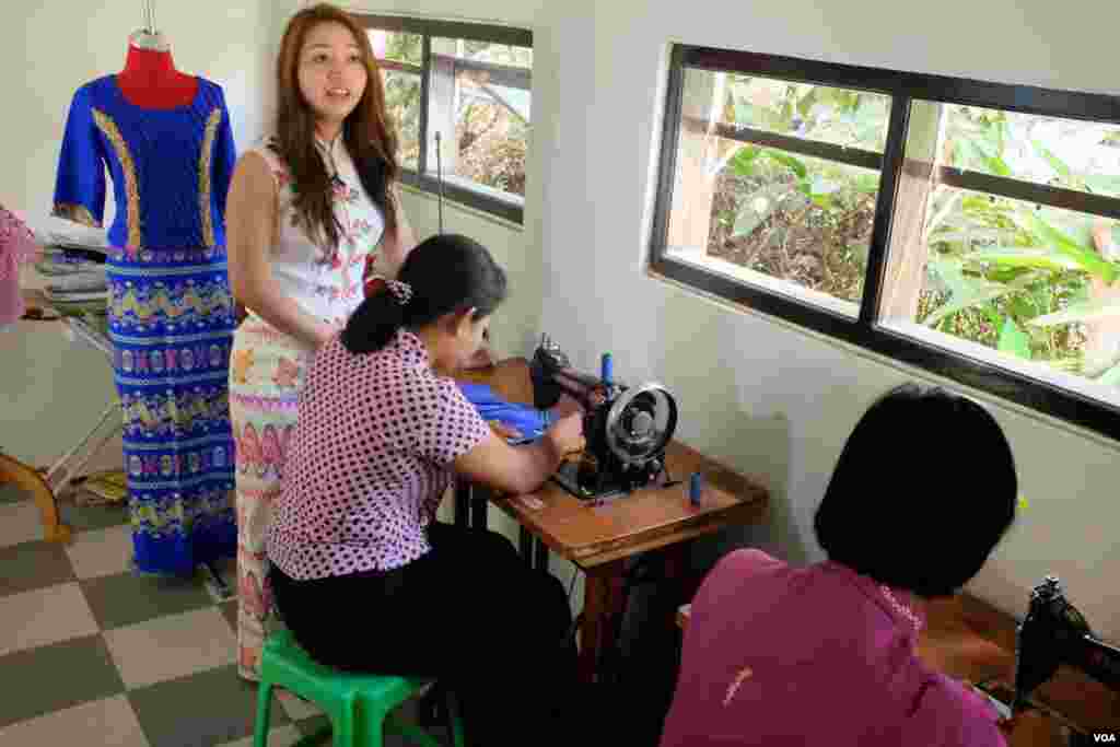 Desainer May Myat Warso di rumah mode Happy Heart miliknya. (VOA/Steve Herman)